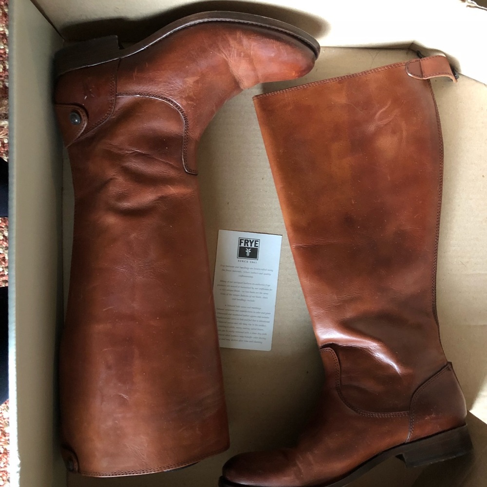 Melissa Button Back Zip Cognac Extended (FRYE)